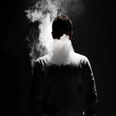 ¿Por qué mi cigarrillo electrónico me deja los dientes negros?